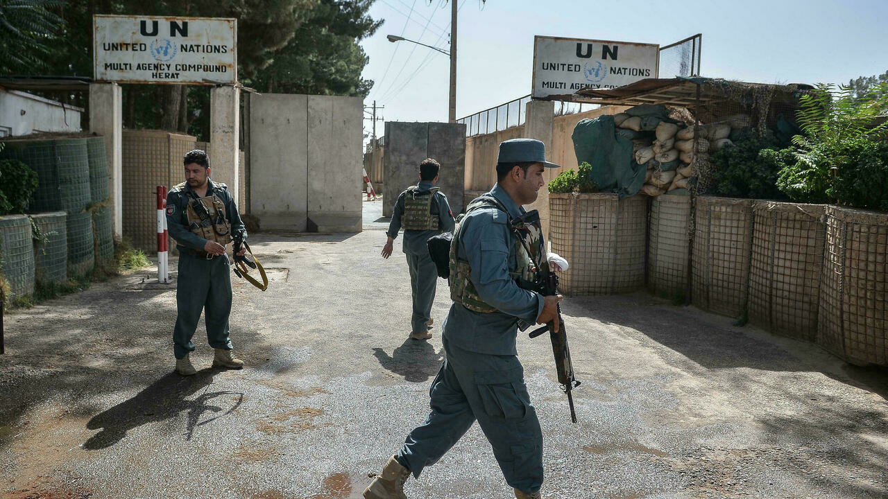 جنود أفغان حول مكاتب بعثة الامم المتحدة للمساعدة في أفغانستان في هرات في 31 تموز/يوليو 2021