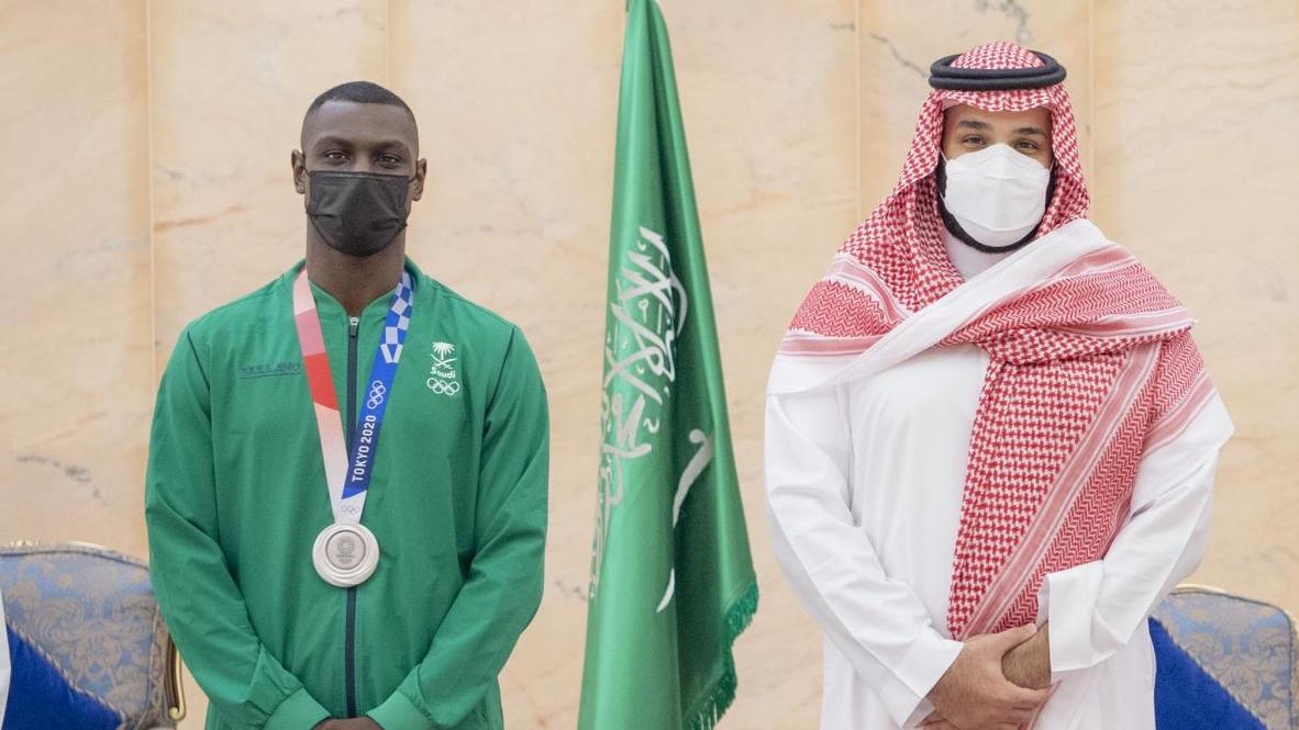 ولي العهد السعودي مستقبلًا اللاعب السعودي طارق حامدي الحائز على ميدلاية فضية في طوكيو
