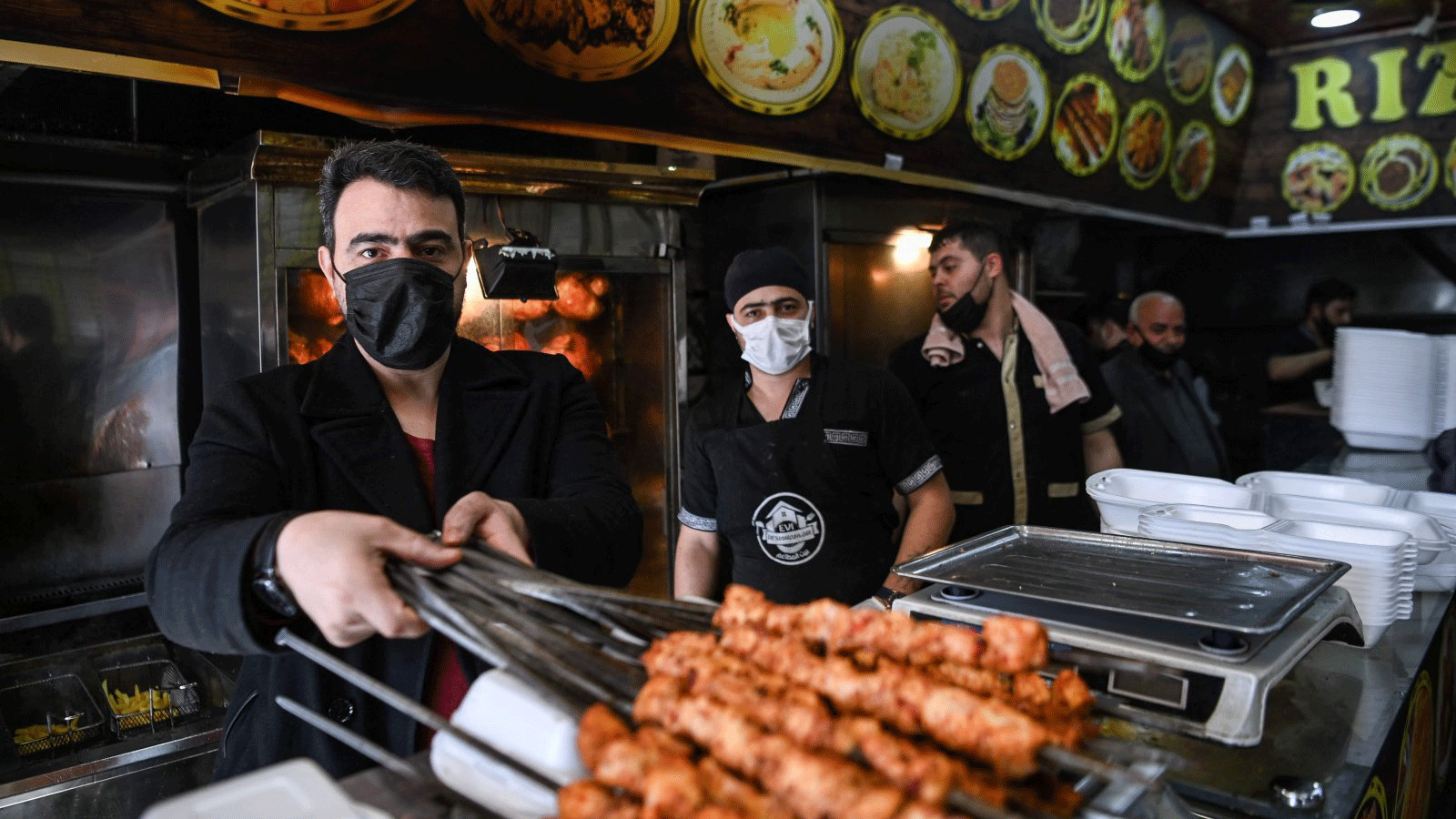 صاحب مطعم سوري إسماعيل أبتيني (يسار)، في غازي عنتاب/ تركيا. 25 شباط/ فبراير 2021