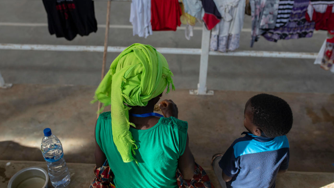 امرأة وابنها هربا من مدينة بالما في شمال شرق الموزمبيق يجلسان في ملعب في مدينة بيمبا في 2 نيسان/ابريل 2021