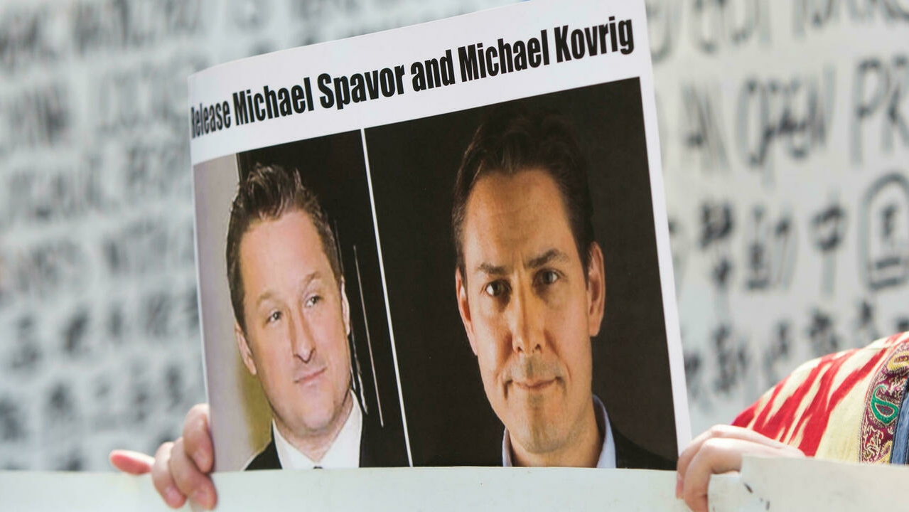 الكنديان مايكل سبافور (إلى اليسار) ومايكل كوفريغ اللذين اعتقلا بعد فترة وجيزة من القبض على الرئيس التنفيذي لشركة هواوي في كندا، فيما يُنظر إليه على نطاق واسع على أنه انتقام.