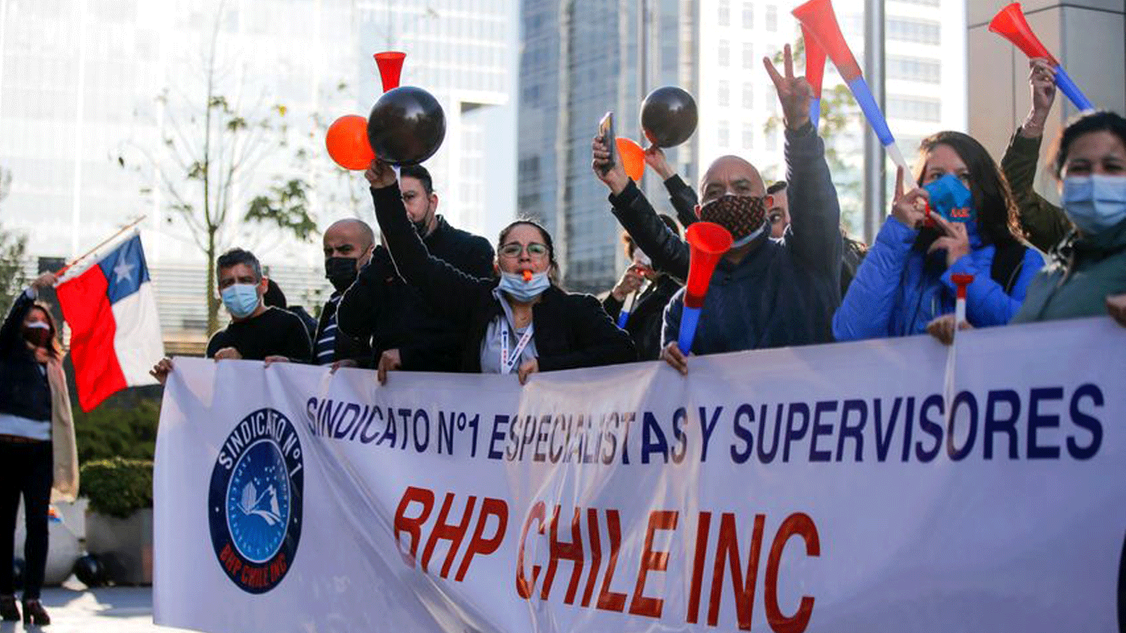 عمال منجم النحاس La Escondida يحتجون خارج مكاتب BHP في سانتياغو ، تشيلي في أيار/مايو 2021 