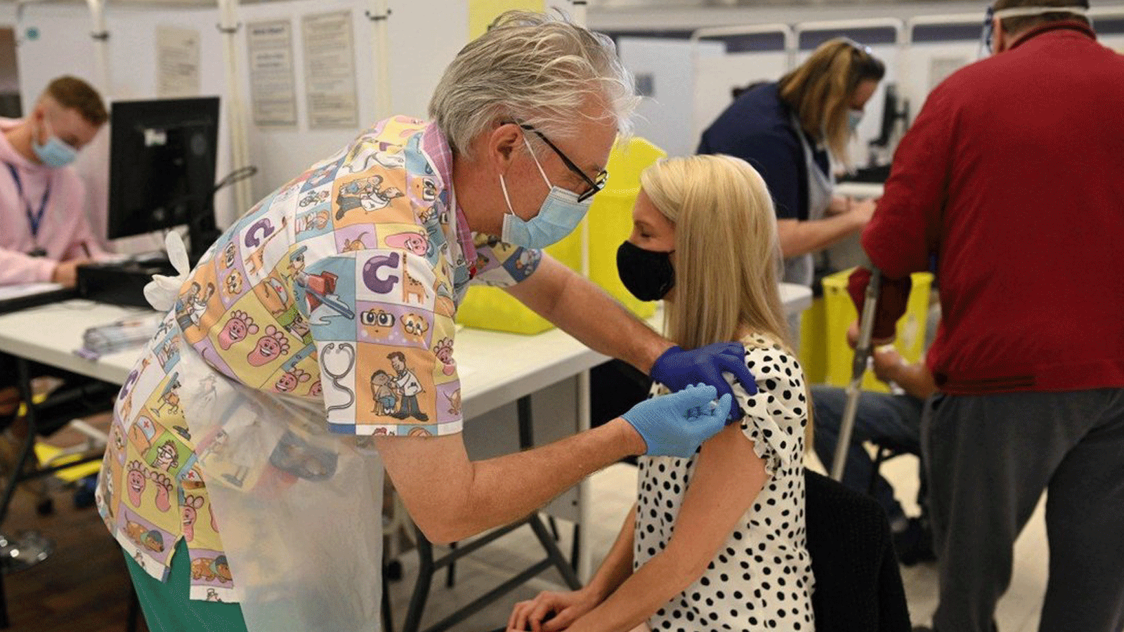 عامل صحي يعطي جرعة من لقاح فايزر Covid-19 في برايد بارك في ديربي ، بريطانيا