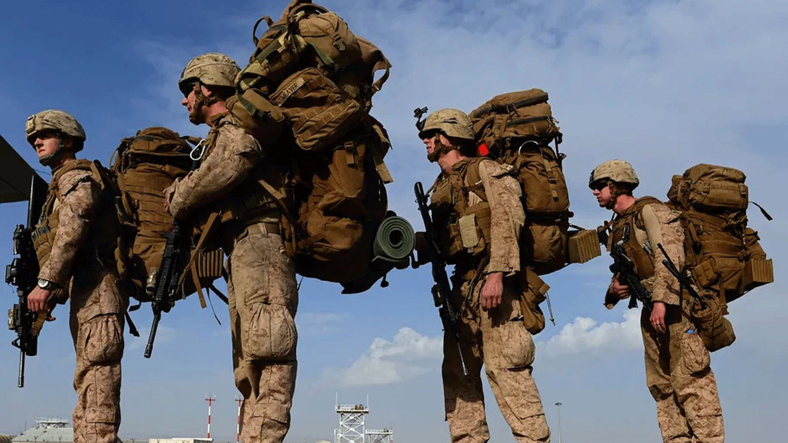مشاة البحرية الأمريكية على متن طائرة نقل متجهة إلى قندهار/ أفغانستان، مع انسحاب القوات البريطانية والأميركية من مجمع في ولاية هلمند في عام 2014.