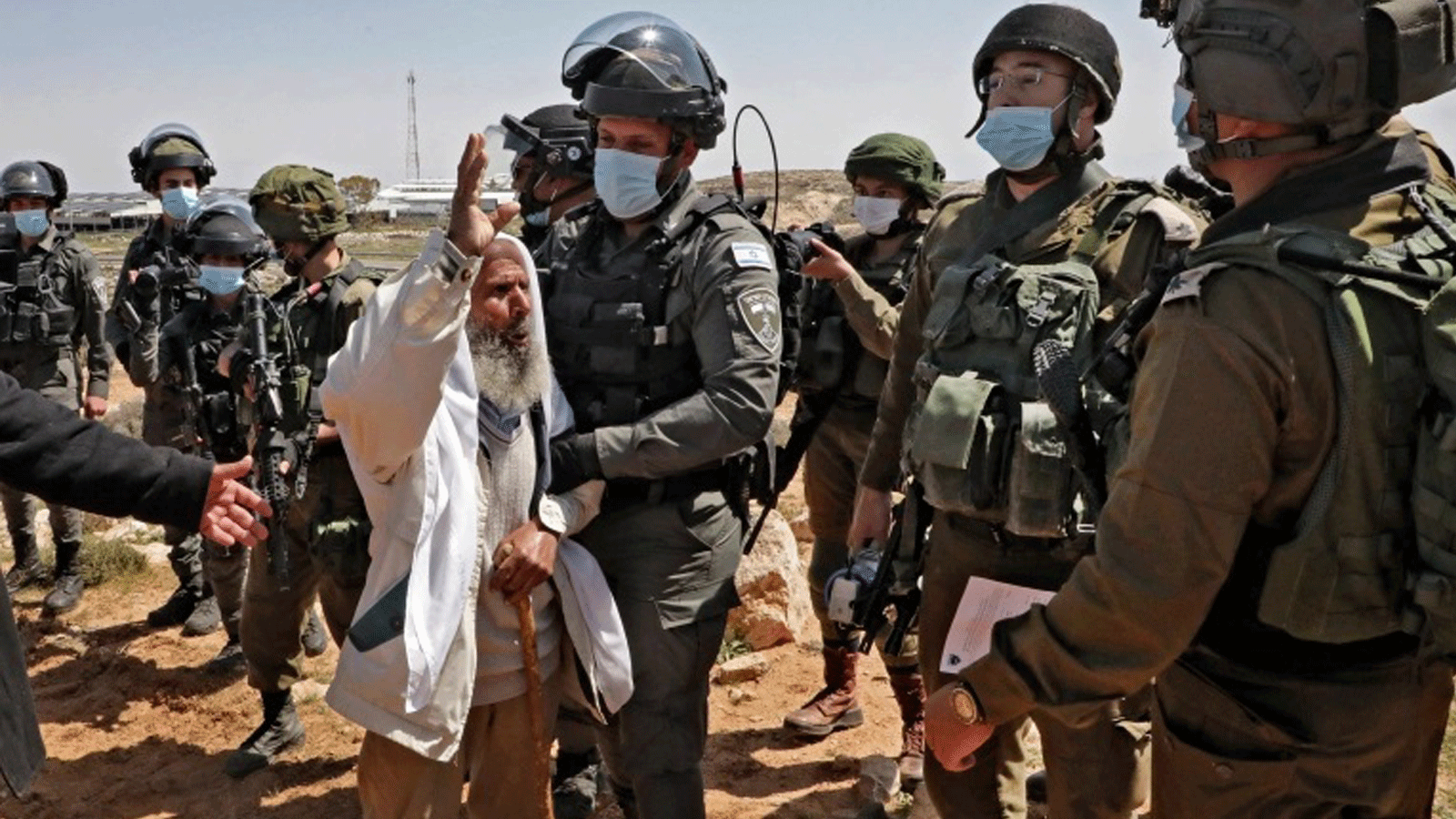 فلسطيني مسن يحتج على مصادرة الأراضي لصالح مستوطنة كرمل في الضفة الغربية المحتلة