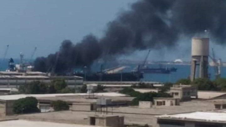 صورة نشرها المرصد السوري لحقوق الإنسان للحريق في سفينة تجارية بميناء الاذقية