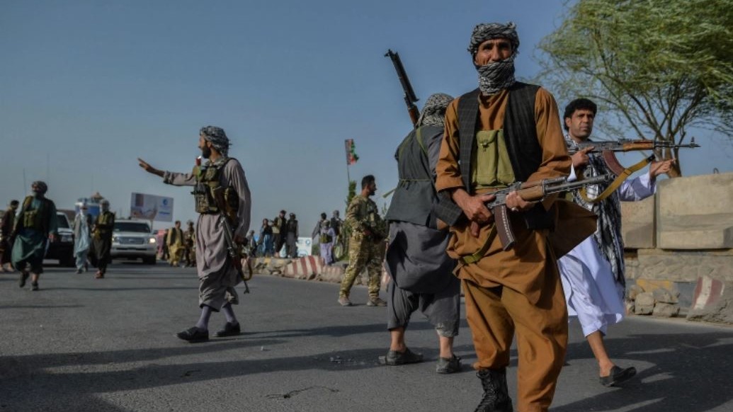 جنود في الجيش الأفغاني في مدينة هرات قبيل سقوطها بيد طالبان