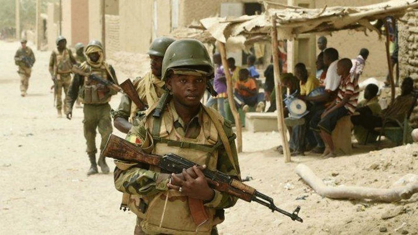 جنود من الجيش المالي يقومون بدورية في قرية بينتاغونغو بالقرب من غوندام بوسط مالي