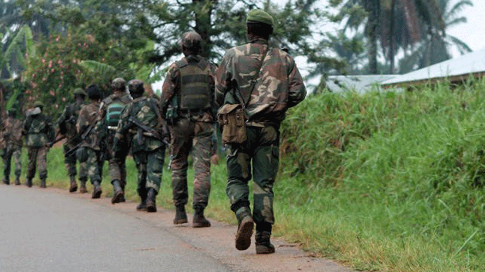 جنود من جمهورية الكونغو الديمقراطية يسيرون في إرينجيتي.