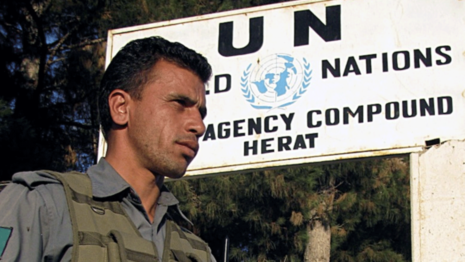 جندي يحرس مجمع للأمم المتحدة في غرب أفغانستان