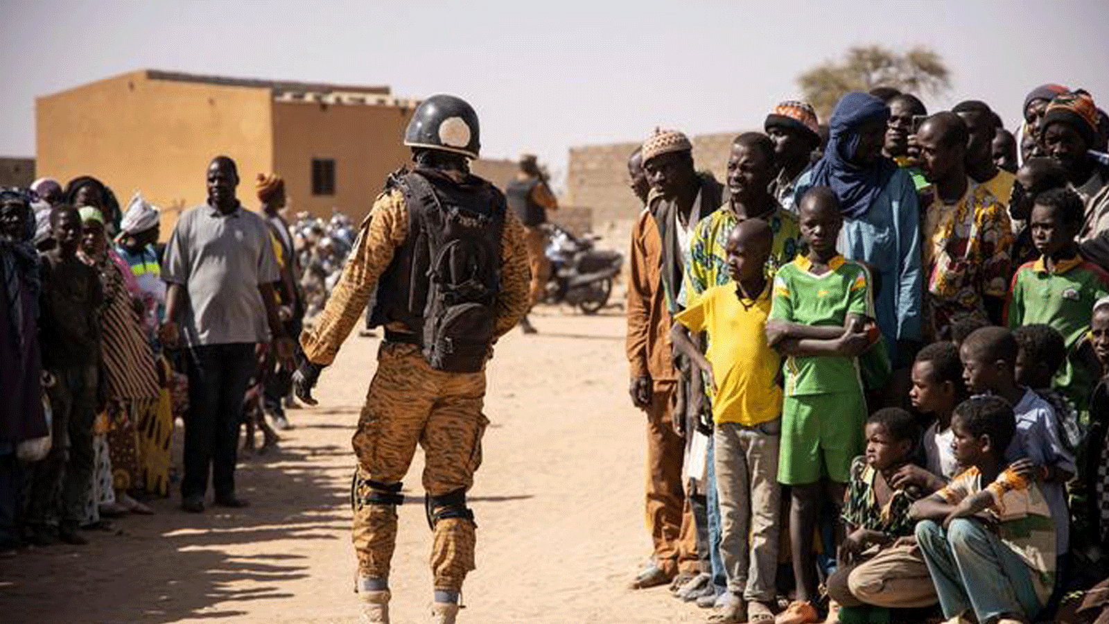 جندي من بوركينا فاسو يقوم بدورية في مخيم لإيواء نازحين في دوري. 3 شباط/ فبراير 2020