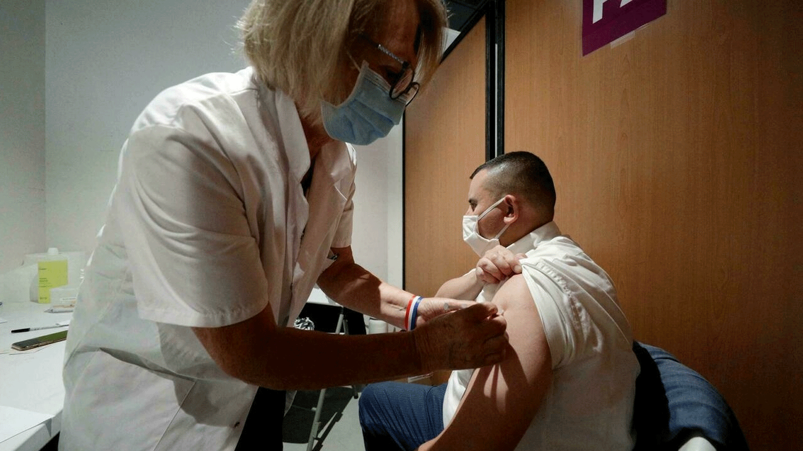 رجل يتلقى اللقاح الإلزامي في بويسي، خارج باريس. بتاريخ 23 حزيران/ يونيو 2021.