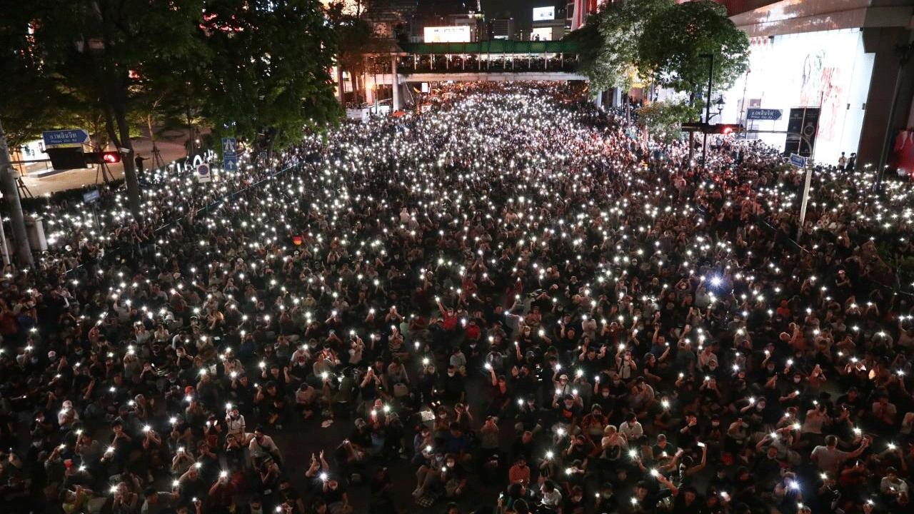 حشود من المتظاهرين في بانكوك في 15 تشرين الأول/أكتوبر 2020