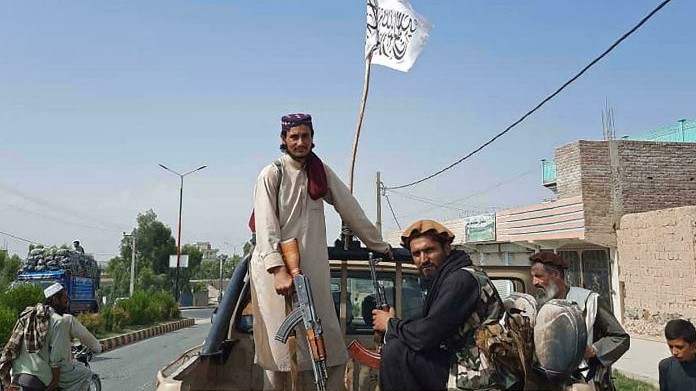 عناصر طالبان يقودون آلية للقوات الوطنية الأفغانية في ولاية لقمان في 15 آب/أغسطس 2021