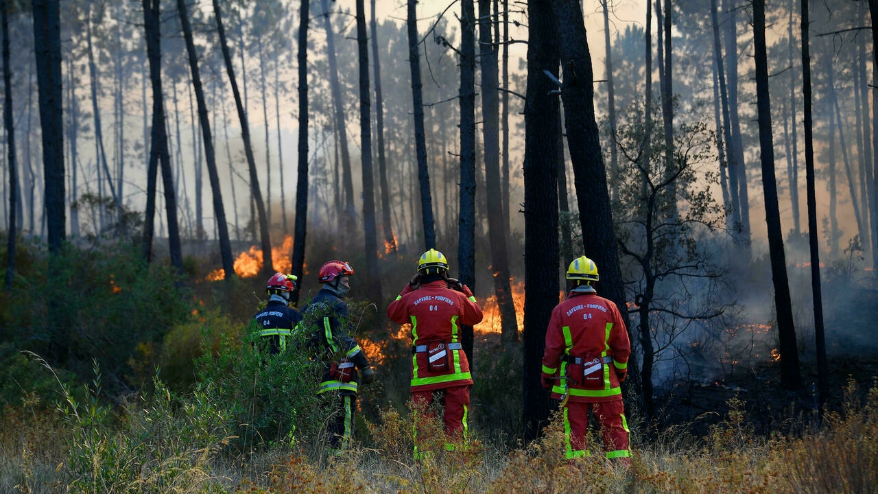  رجال الإطفاء يكافحون الحرائق أحراج سان تروبيه على الكوت دازور، فرنسا. بتاريخ 19 آب/ أغسطس 2021.