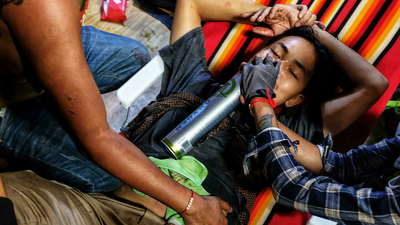 معالجة إحدى المصابين خلال مظاهرة في تونغيي في بورما في 28 آذار/مارس 2021
