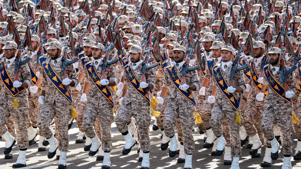صورة من الأرشيف لعرض عسكري للحرس الثوري الإيراني