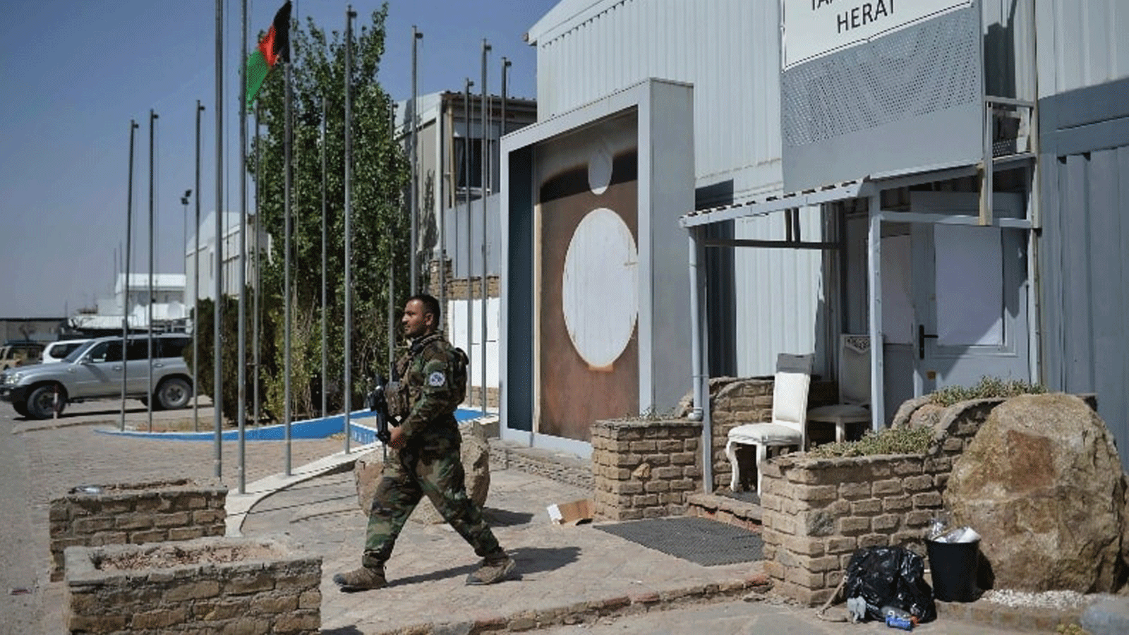 جندي من الجيش الوطني الأفغاني يسير داخل قاعدة كامب أرينا العسكرية الإيطالية بعد أن غادرت القوات الإيطالية المعسكر في منطقة غوزارا بإقليم هرات في 30 حزيران / يونيو 2021