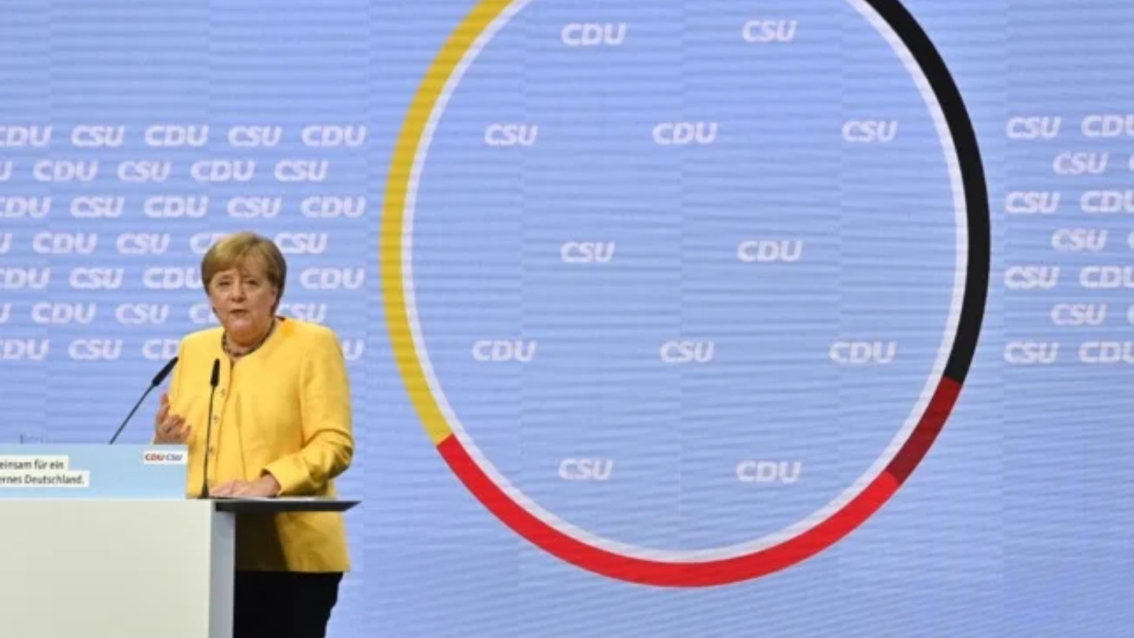 المستشارة الألمانية أنغيلا ميركل تلقي خطابها خلال مسيرة حملة الانتخابات العامة المقرر إجراؤها في 26 سبتمبر 2021، في برلينر تيمبودروم في برلين. بتاريخ 21 آب/ أغسطس 2021.