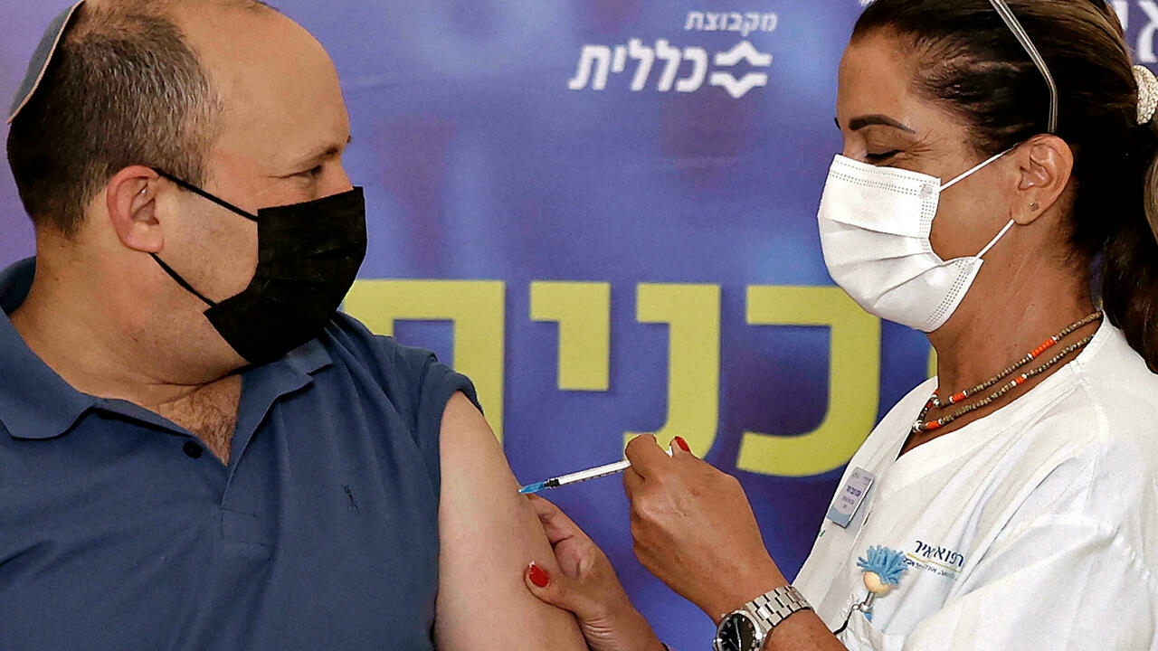 رئيس الوزراء الإسرائيلي نفتالي بينيت يتلقى جرعة معززة من فيروس كورونا في مركز مئير الطبي في مدينة كفار سابا بوسط إسرائيل. بتاريخ 20 آب/ أغسطس 2021