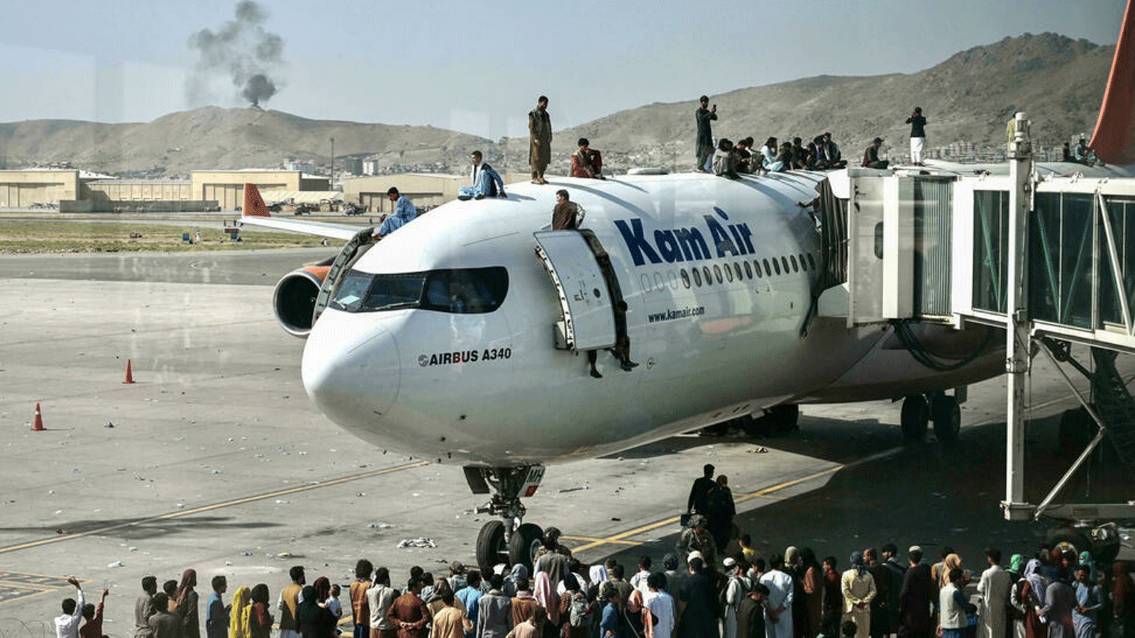 أفغان يصعدون على متن طائرة أثناء انتظارهم في مطار كابول حيث احتشد آلاف الأشخاص في المطار للفرار من حكم طالبان