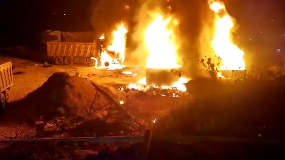 النار مشتعلة في مكان الانفجار في بلدة التليل العكارية في لبنان