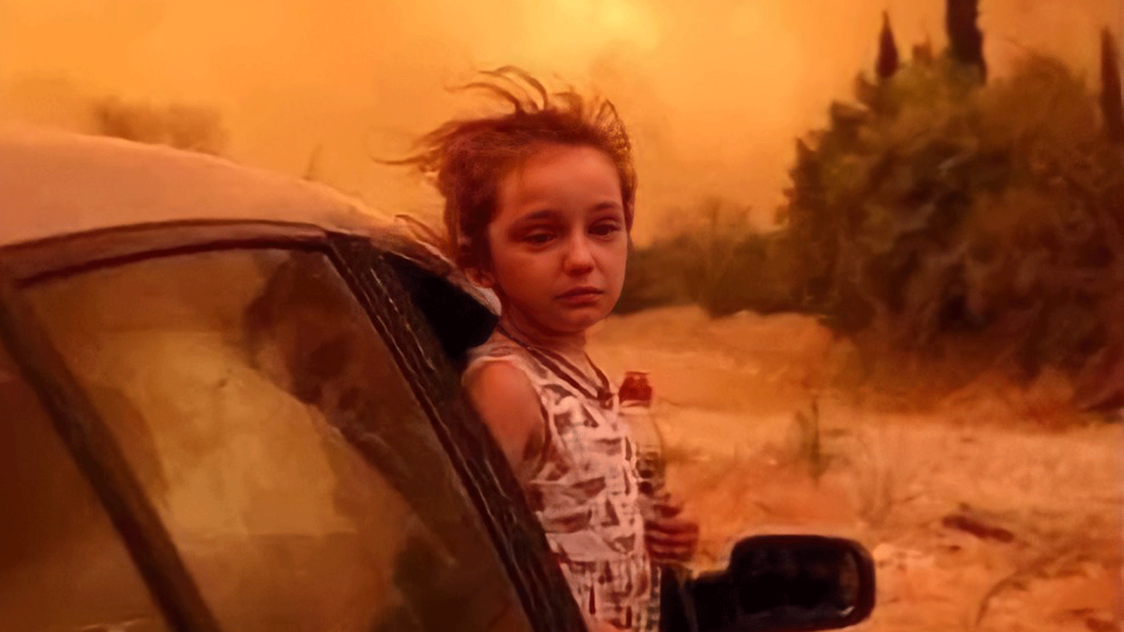 صورة متداولة عبر تويتر لطفلة تُطل من نافذة سيارة هاربة من الحرائق