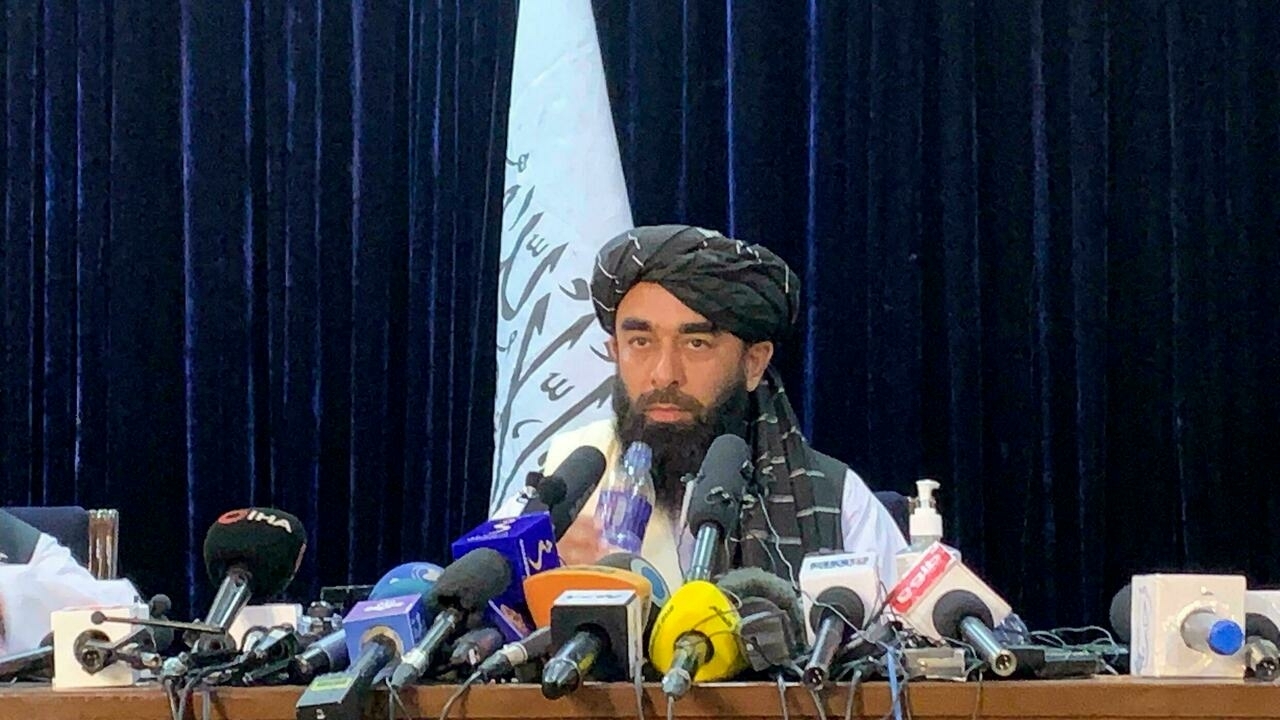 المتحدث باسم طالبان ذبيح الله مجاهد يتحدّث في أول مؤتمر صحفي له في كابول، أفغانستان. بتاريخ 17 آب/ أغسطس 2021.