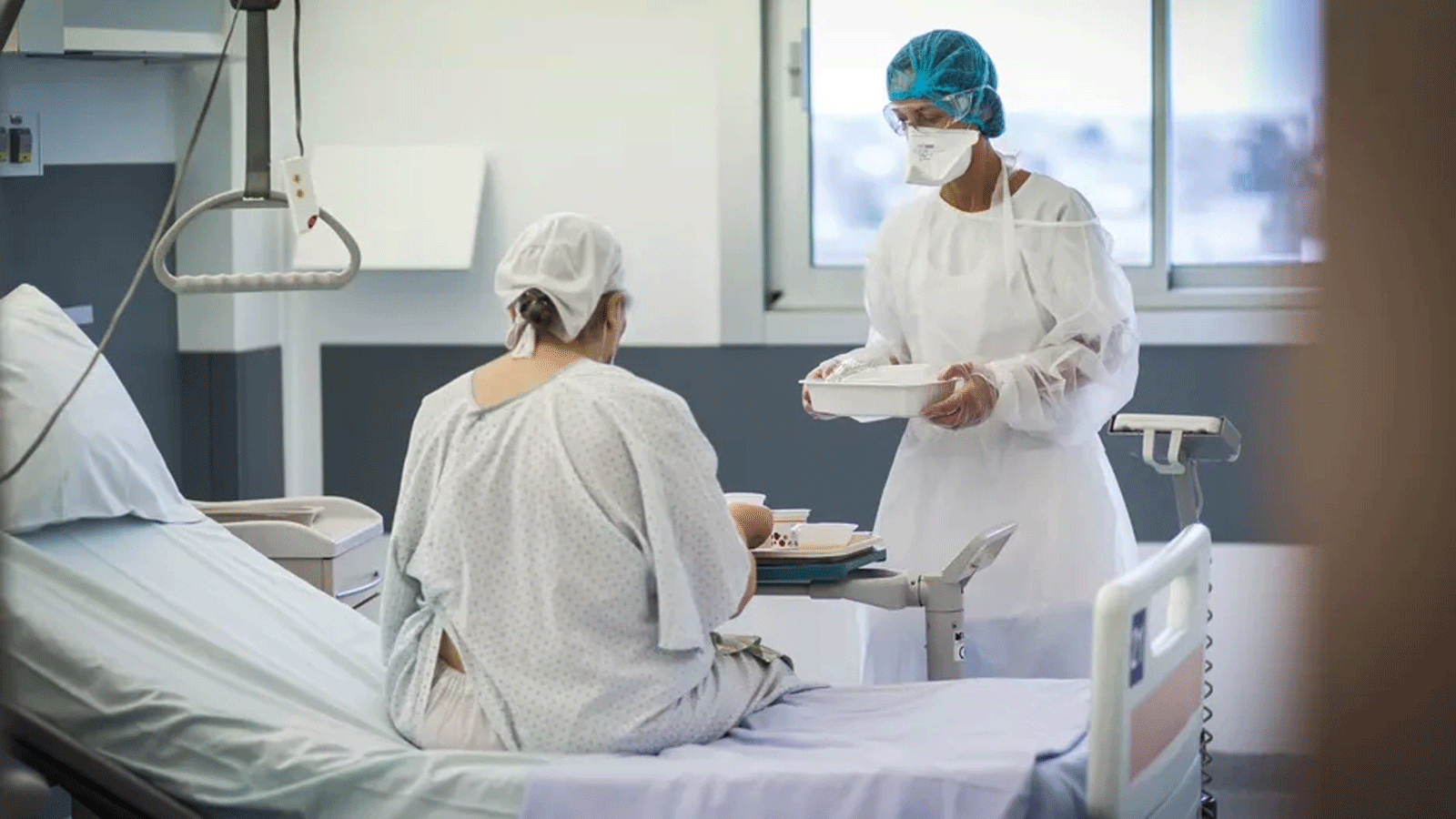 ممرضة تتابع وضع مريض في وحدة كوفيد في مستشفى بفرنسا. بتاريخ 3 كانون الأول/ ديسمبر 2020