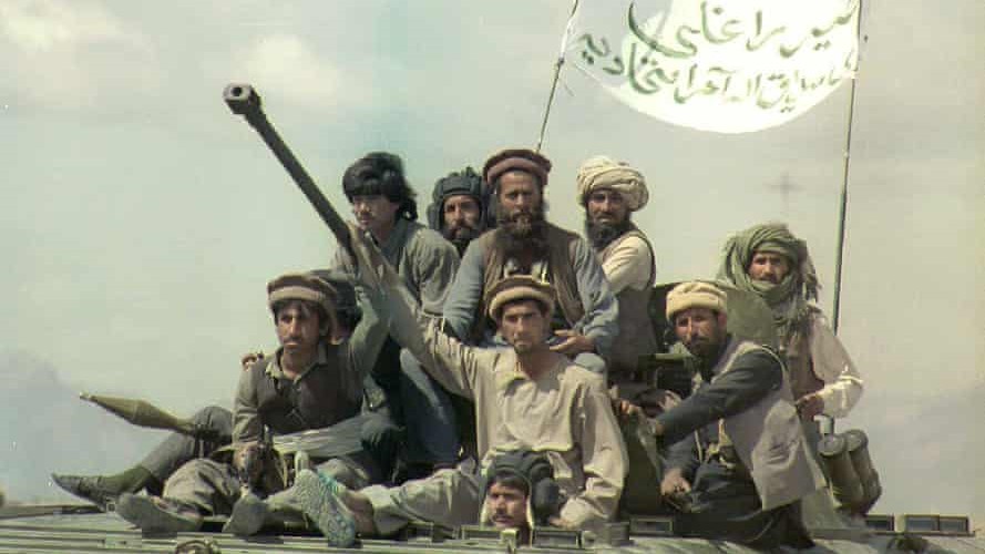 مجاهدون أفغان في دورية على الطريق من كابول إلى جلال أباد في 4 مايو 1992 بعيد الانسحاب السوفياتي من بلادهم