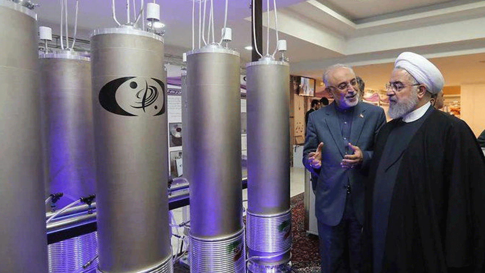 الرئيس الإيراني السابق حسن روحاني يتفقد إحدى محطات إيران النووية.