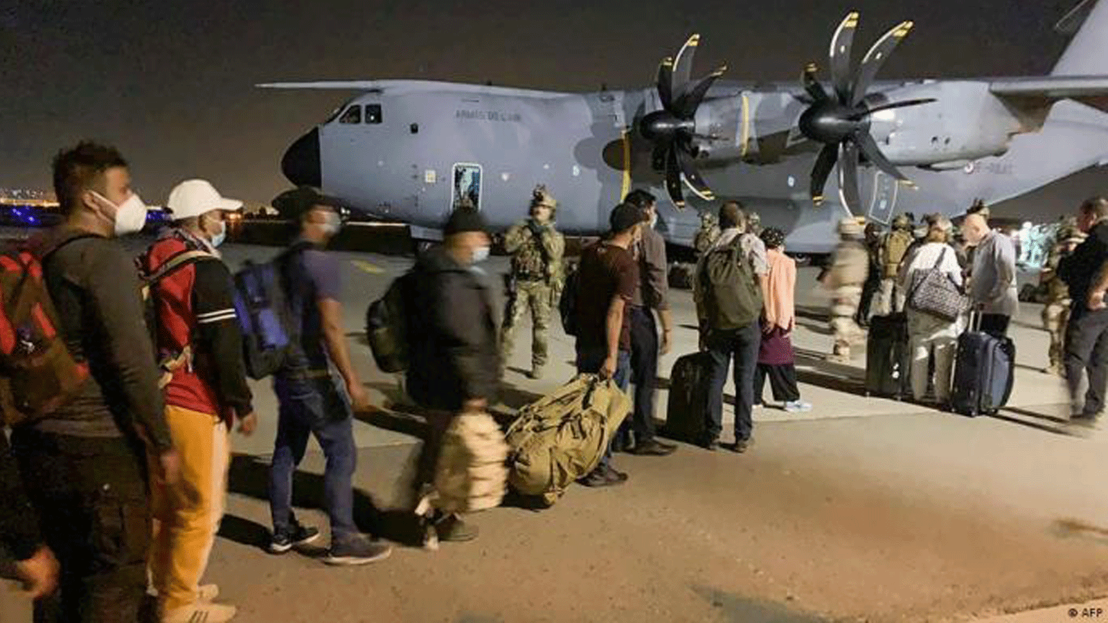 رعايا أجانب وأفغان يغادرون مطار كابول