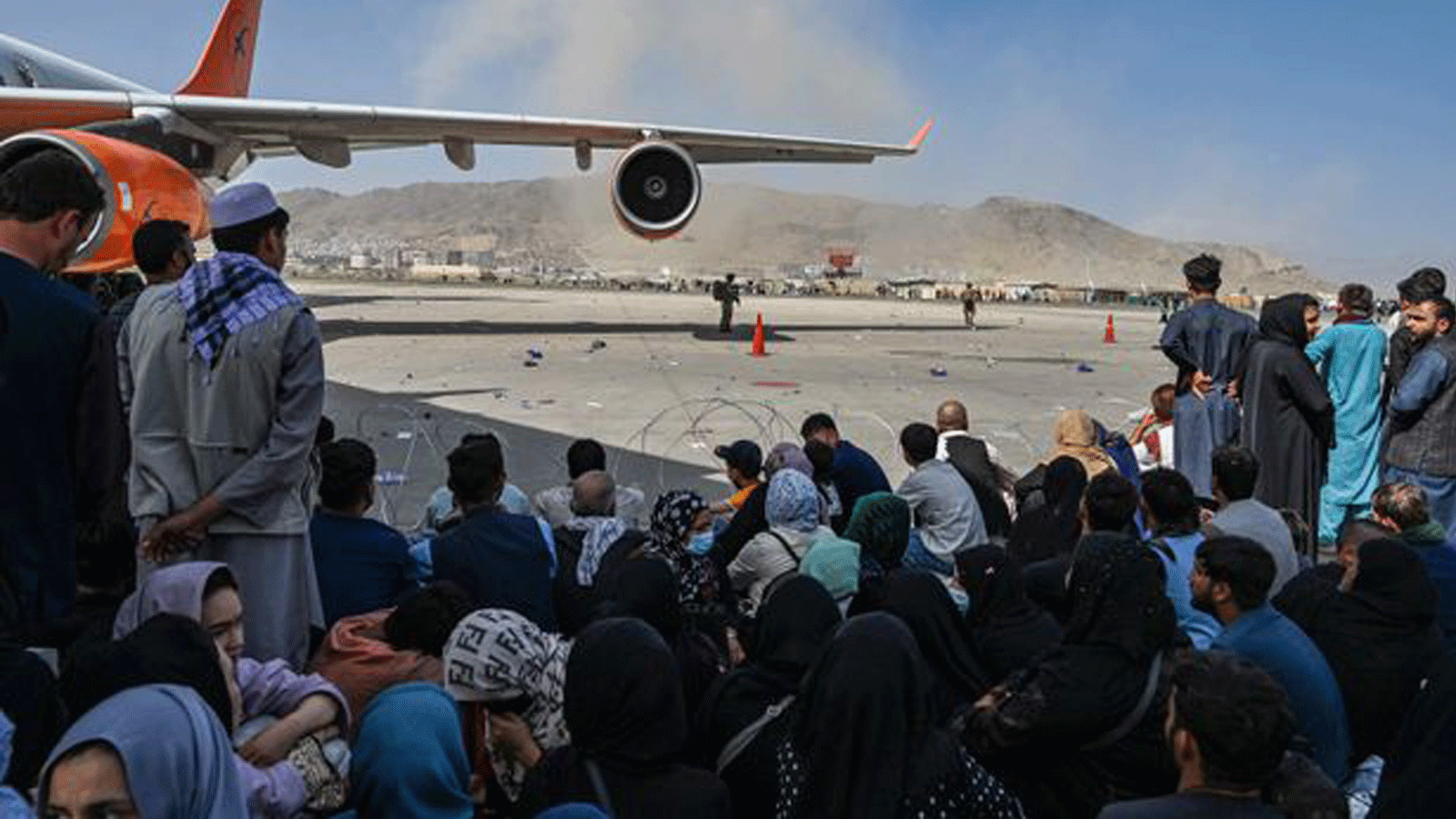 الشعب الأفغاني يجلس في انتظار مغادرة مطار كابول في 16 آب/أغسطس 2021 