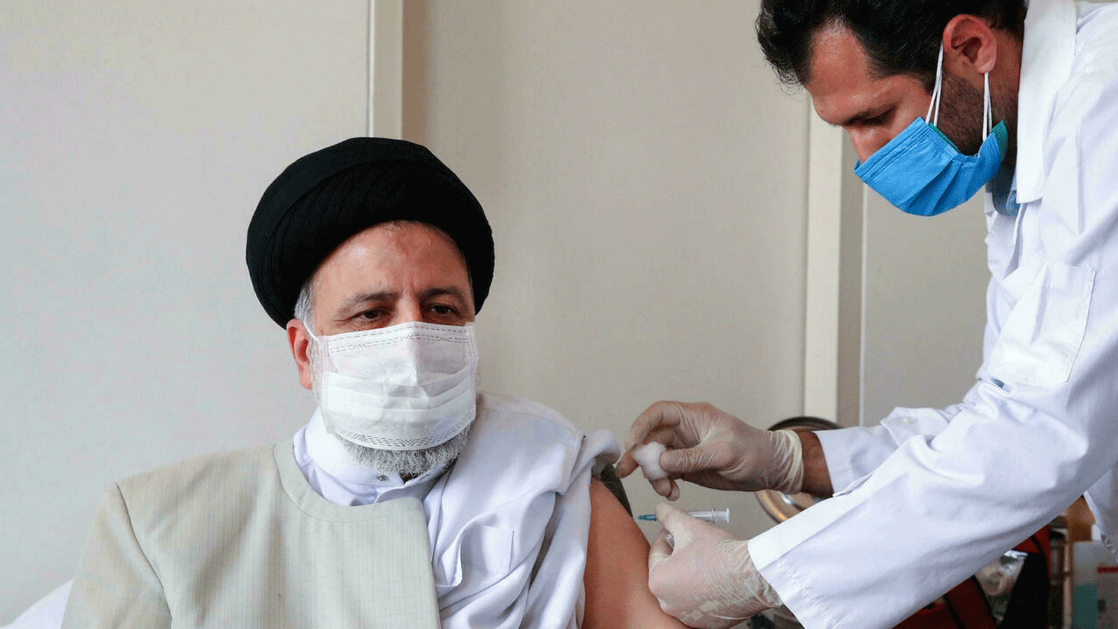 الرئيس الإيراني إبراهيم رئيسي يتلقى جرعة من لقاح فيروس كورونا المنتج محليًا 