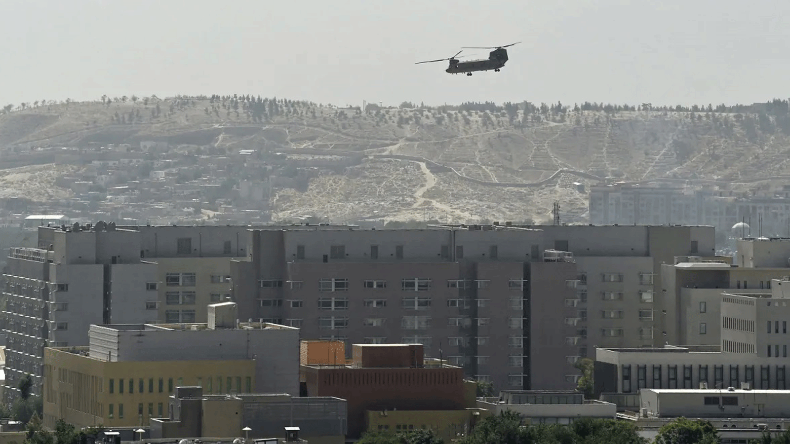 طائرة هليكوبتر عسكرية أميرُكية تحلّق فوق مبنى السفارة الأميركية في كابول يوم الأحد 15 آب/أغسطس 2021