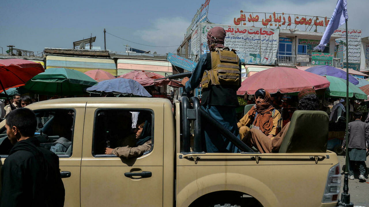 عناصر من طالبان في سوق بأحد شوارع كابول في 17 آب/ أغسطس 2021