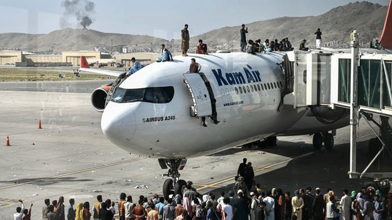 أفغان يصعدون على متن طائرة أثناء انتظارهم في مطار كابول 