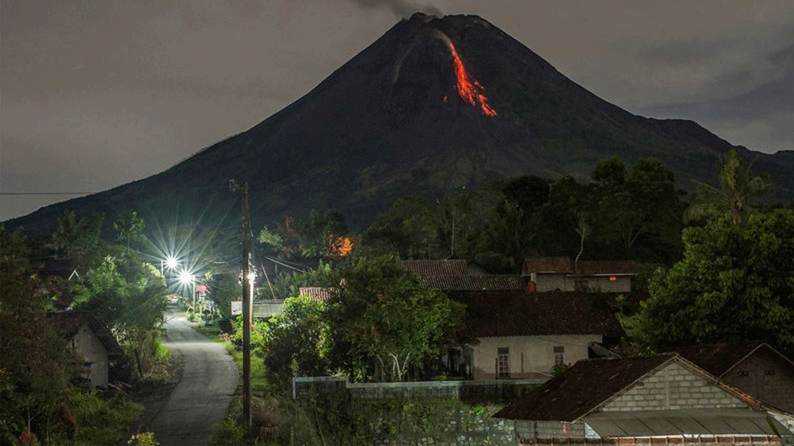 تدفق الحمم البركانية من فوهة بركان جبل ميرابي.27 آذار/مارس 2021 