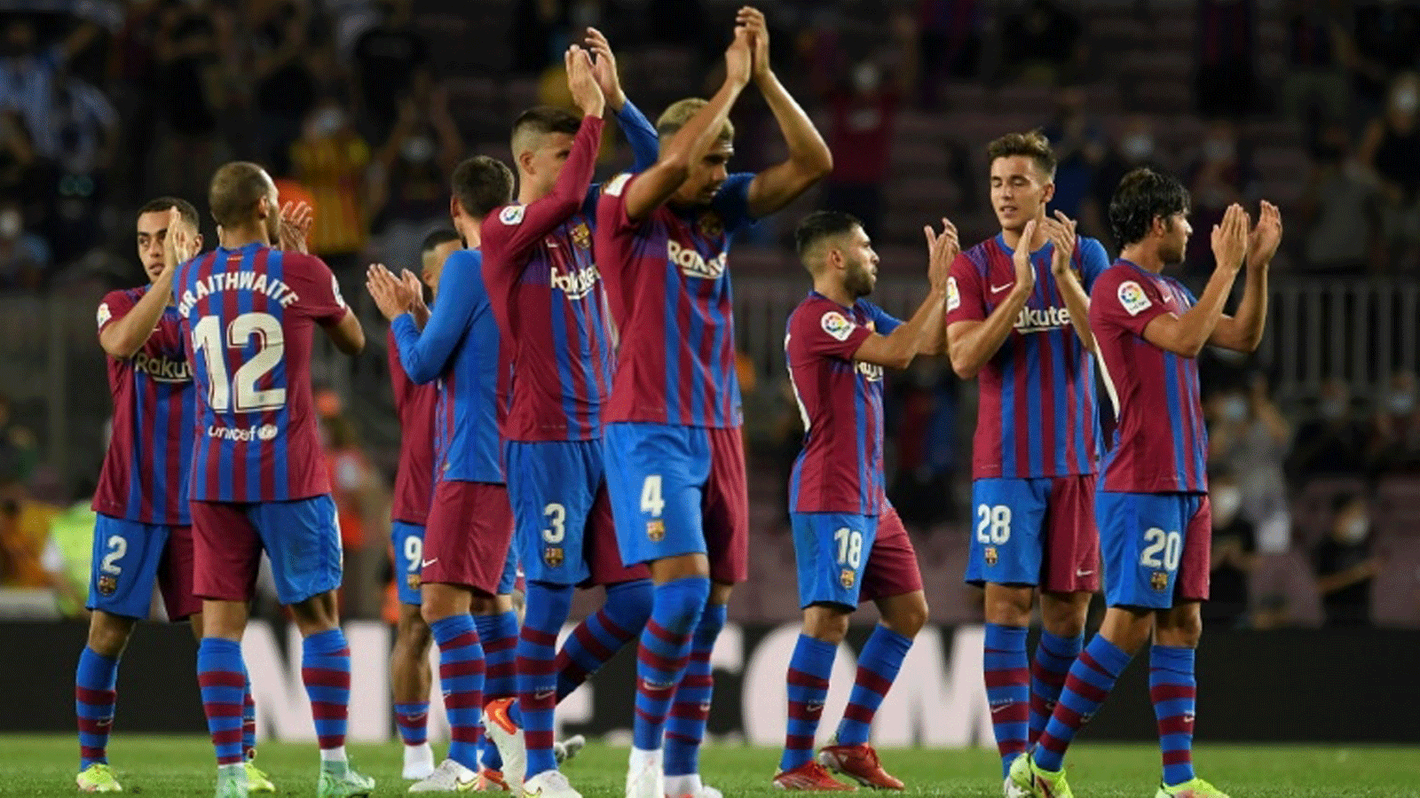 لاعبو برشلونة الإسباني يحتفلون بالفوز على ريال سوسييداد في المرحلة الاولى من الدوري الإسباني لكرة القدم.