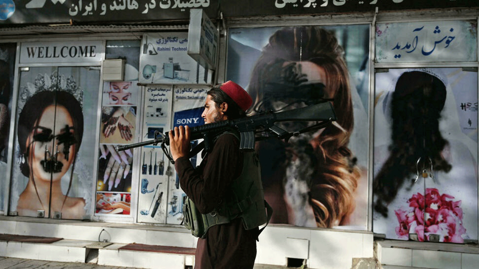  تشويه صور للنساء على واجهة صالون تجميل من خلال الرش بالطلاء في شار إي ناو في كابول/ أفغانستان