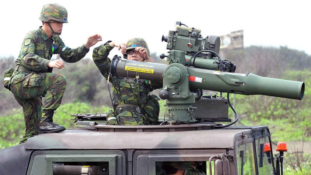 جنود تايوانيون يستخدمون قاذفات متحركة من صواريخ أمريكية مضادة للدبابات خلال مناورة عسكرية أجريت في تايوان في 18 أبريل 2012