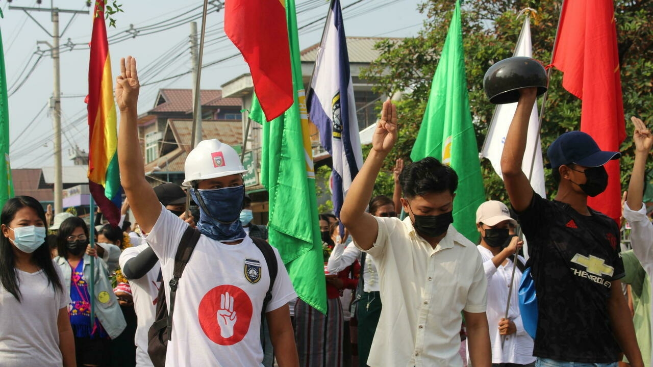متظاهرون خلال احتجاج على الإنقلاب العسكري في داوي، جنوب شرق ميانمار. بتاريخ 13 نيسان/ أبريل 2021.