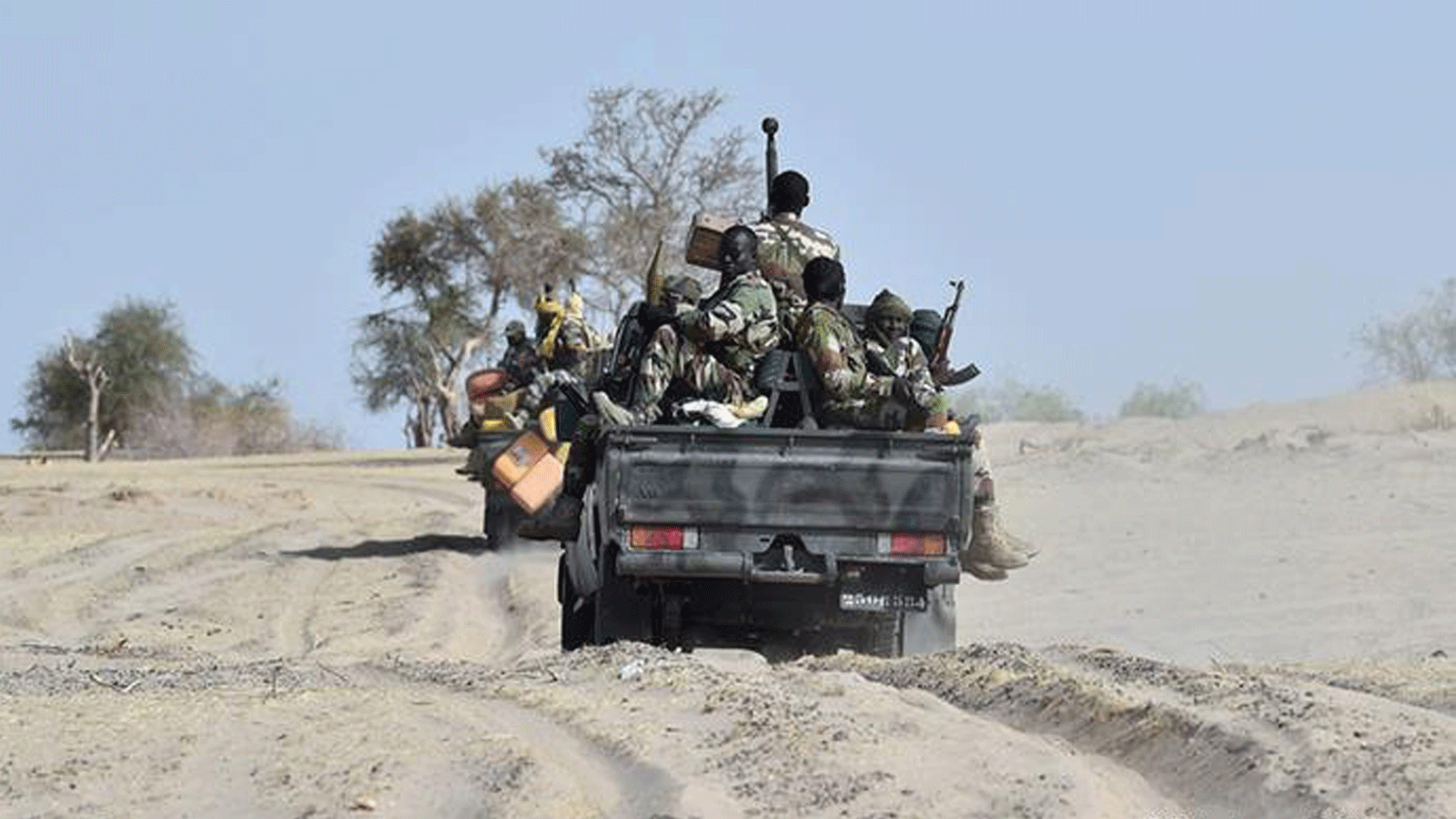 جنود نيجيريون يسافرون على ظهر شاحنة صغيرة
