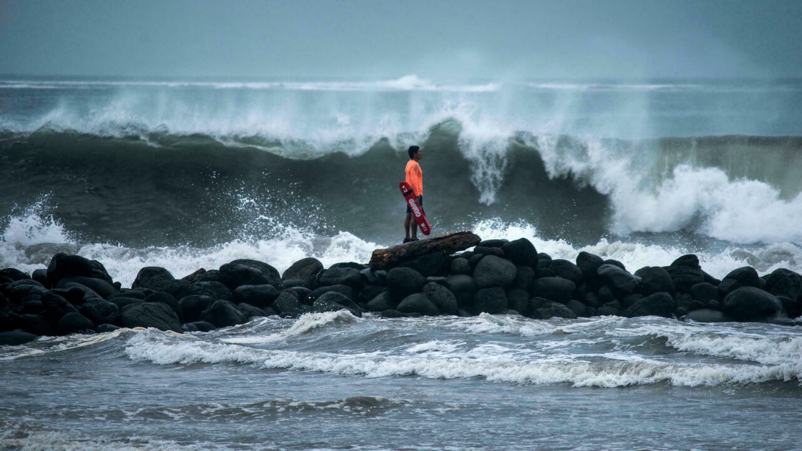 أحد حراس الإنقاذ يشاهد الأمواج وهي تتحطم على الشاطئ في بوكا ديل ريو في ولاية فيراكروز بشرق المكسيك مع اقتراب إعصار غريس. بتاريخ 21 آب/ أغسطس 2021.