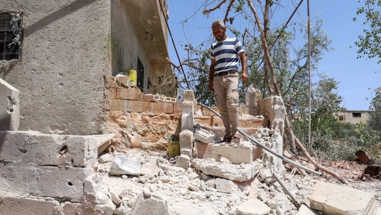 مواطن سوري يتفقد منزلاً مدمراً إثر قصف مدفعي للنظام على قرية إبلين في منطقة جبل الزاوية بمحافظة إدلب الشمالية الغربية الخاضعة لسيطرة المعارضة السورية.