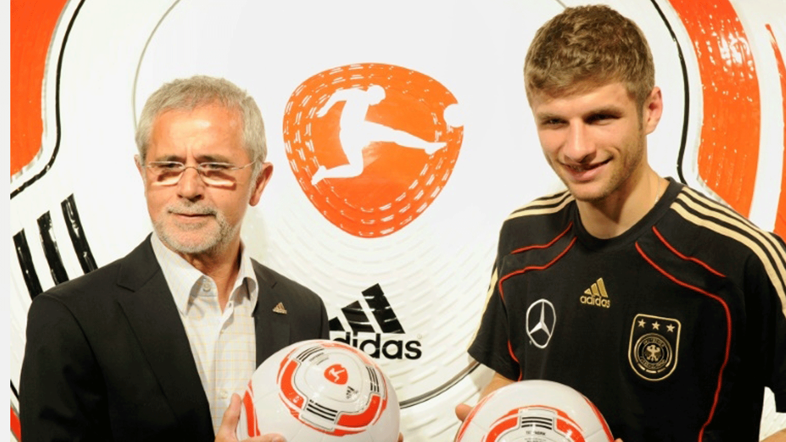 غيرد مولر (يسار) مع لاعب بايرن ميونيخ توماس مولر في العام 2010