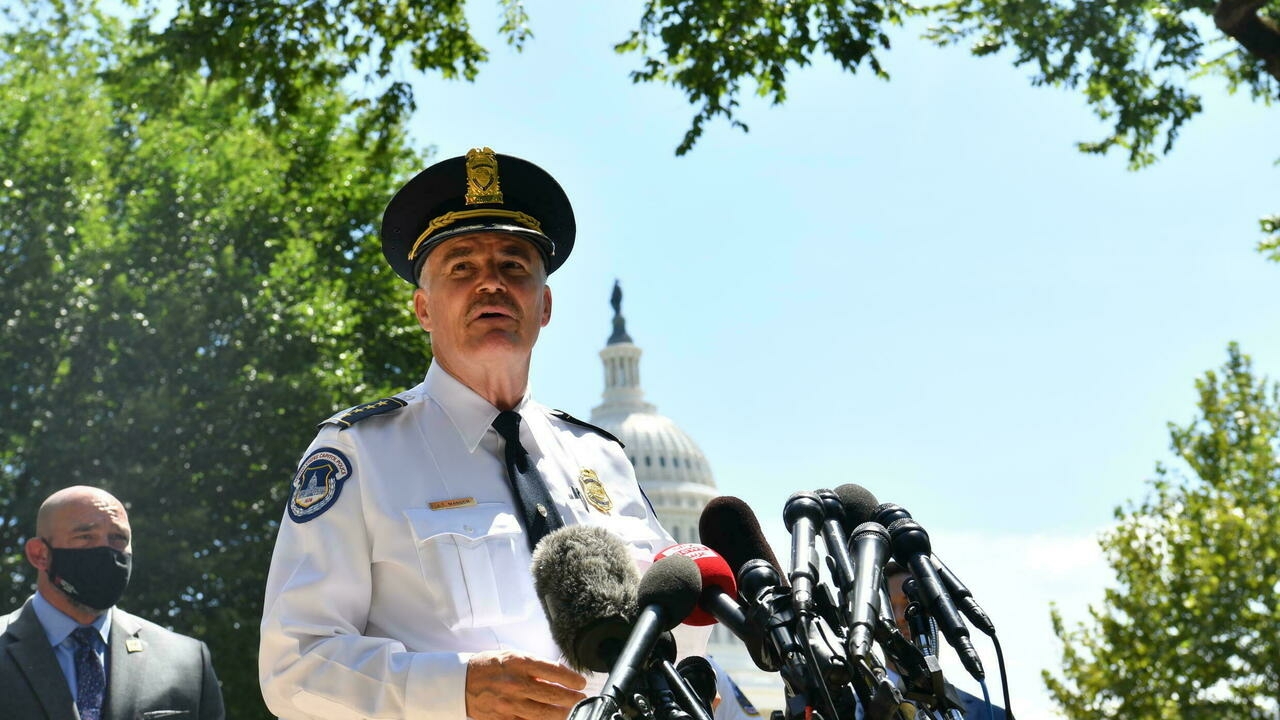 رئيس شرطة الكابيتول الأميركي توماس مانجر يتحدث إلى الصحافة بالقرب من مبنى الكابيتول الأميركي بينما تحقق السلطات في تهديد بوجود قنبلة. بتاريخ 19 آب/ أغسطس 2021.