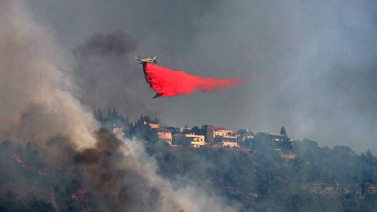 دخان الحرائق في تلال القدس الغربية ومروحية تتصدى للنيران