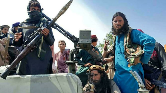 مقاتلون من طالبان في أحد شوارع ولاية لقمان في أفغانستان في 15 آب/أغسطس 2021