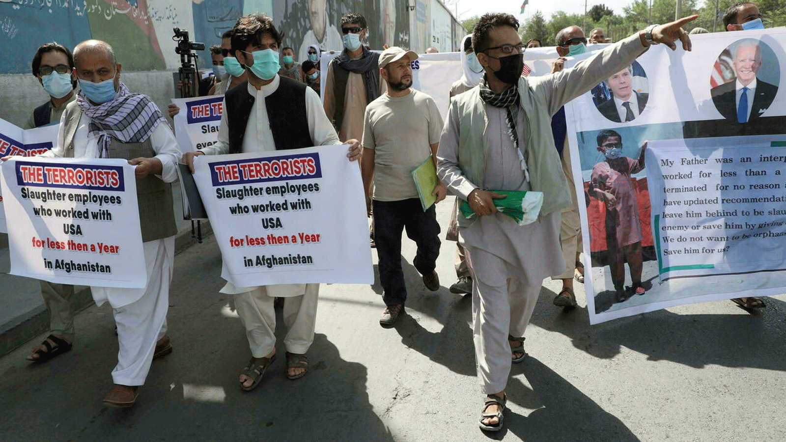 مترجمون أفغان عملوا مع القوات الأميركية في أفغانستان يتظاهرون أمام السفارة الأميركية في كابول في 25 تموز/ يونيو 2021.